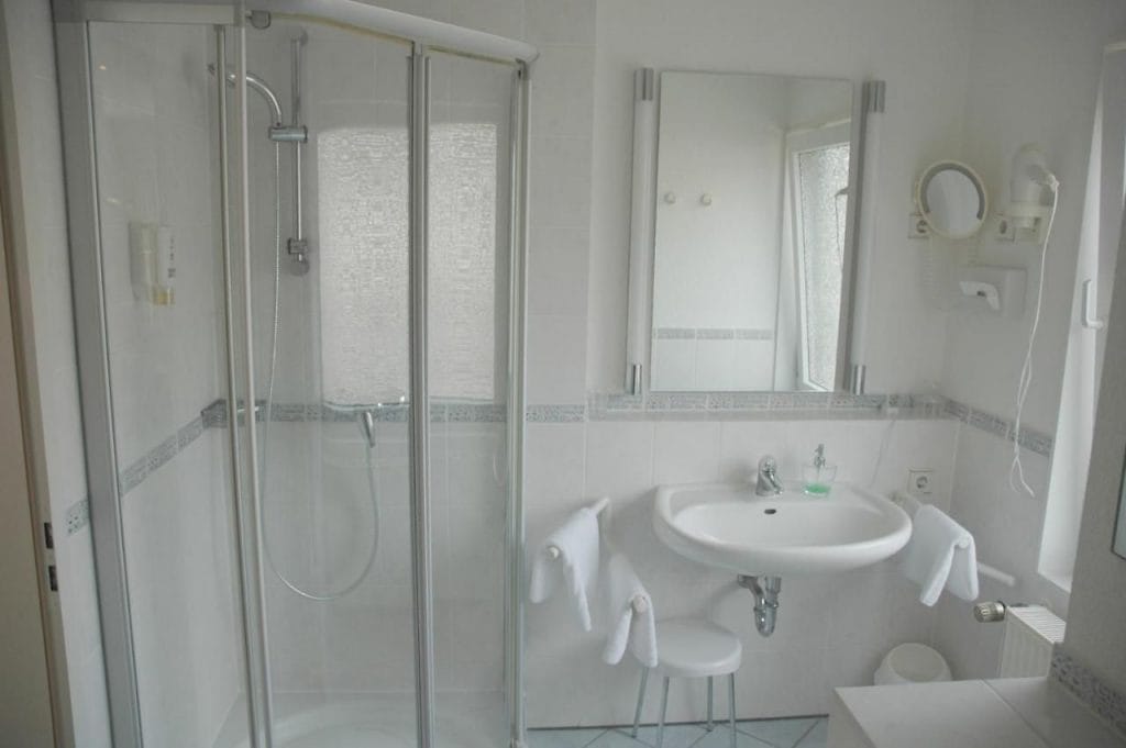 deluxe double room bathroom