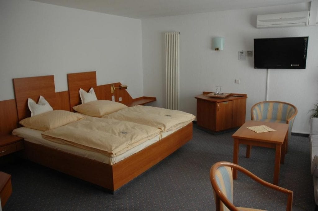 Double bed room at Parkhotel Goldlinde in Bodenwerder.