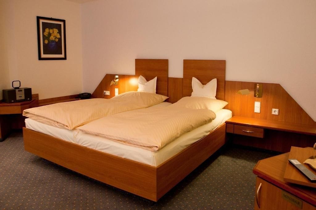 Double bed room at Parkhotel Goldlinde.