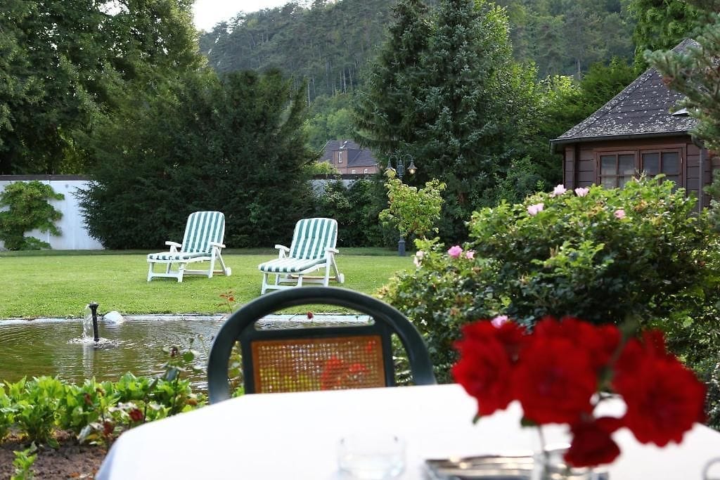 Outdoor seating at Parkhotel Goldlinde.