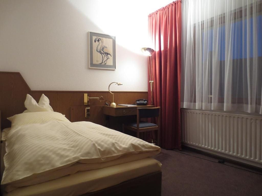 Cozy single room at Hotel Bodenwerder, ideal for solo travelers in the Weserbergland region.