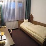 Cozy single room at parkHotel Bodenwerder, ideal for solo travelers in the Weserbergland region.