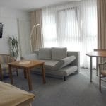 Drawing room with double bed at Parkhotel Goldlinde, Bodenwerder.