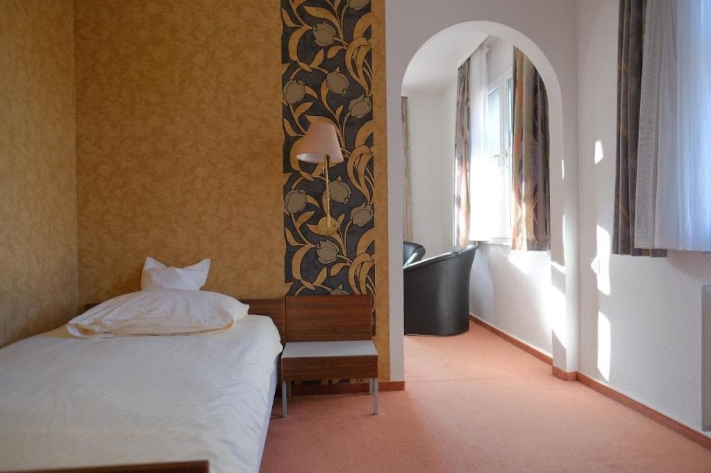 twin bed room at Parkhotel Goldlinde in Bodenwerder.